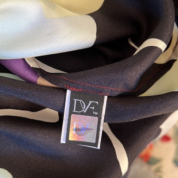 NWOT Diane von Furstenberg silk top. Size M - Picture 10 of 16